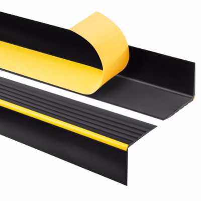 Nez de marche autocollant PVC 55×40 mm QUEST, antidérapant, profil de sécurité – 70 cm, noir