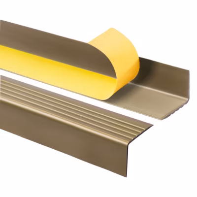 Nez de marche PVC 50×42 mm QUEST, profil autocollant antidérapant – 70 cm, laiton